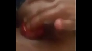 Preview 3 of Mom And Son Long Time Sex Mobie - La muy puta se masturba con lo primero. Qencuentra en su cocina