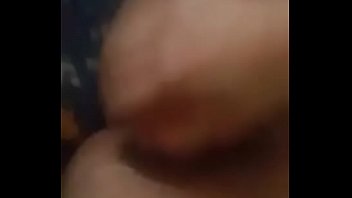 Preview 4 of Mom And Son Long Time Sex Mobie - La muy puta se masturba con lo primero. Qencuentra en su cocina