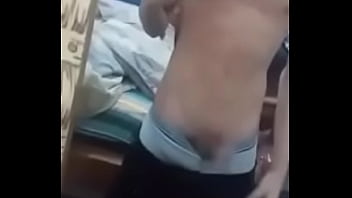 Preview 2 of Romantic Orgasm Fucking - Gostoso exibindo seu pau enorme na frente do espelho