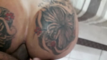 Preview 3 of Les Femmes Du Charcutier - Bruna Moura levando no cuzinho do tatuado dotado