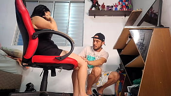 Preview 4 of Pizza Delivery Nerd - dona de casa safada seduz o vizinho t&eacute_cnico