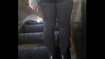 Preview 4 of Scen Porn - Escalator booty