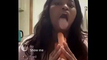 Preview 2 of Main Kan - PUTA CHUPA ZANAHORIAS Y HACE TWERK TIT SLIP