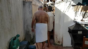 Preview 1 of Devika Romance - Vov&ocirc_ dando Banho na Novinha que conheceu na Praia !!! Paty Bumbum - Vovo doidera - El Toro De Oro