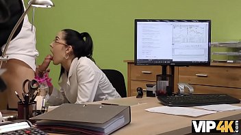 Preview 3 of Hermaphrodite Gifs - VIP4K. La morena Elis Dark le da el co&ntilde_o al agente para comprar equipo musical