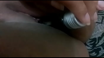 Preview 4 of Hind Sxx Vdo - Mandei minha puta enfiar algo grande na bucetinha,  ela socou uma garrafinha. A proxima vai ser minha m&atilde_o.