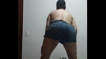 Preview 1 of Girl Voyeur Masturbation - NOVINHO PASSIVO DAN&Ccedil_ANDO DE SHORT