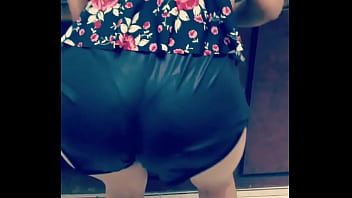 Preview 2 of Old Man Xxxxx - Esposa gostosa rebolando de shortinho preto atolado na bunda