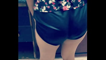 Preview 3 of Old Man Xxxxx - Esposa gostosa rebolando de shortinho preto atolado na bunda