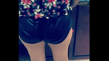 Preview 1 of Old Man Xxxxx - Esposa gostosa rebolando de shortinho preto atolado na bunda