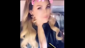 Preview 2 of Hombre Tiene Sexo Con Yegua - Lindo escote de Aracely Ar&aacute_mbula