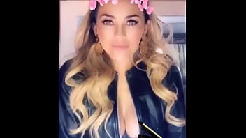 Preview 1 of Hombre Tiene Sexo Con Yegua - Lindo escote de Aracely Ar&aacute_mbula