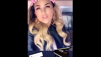 Preview 4 of Hombre Tiene Sexo Con Yegua - Lindo escote de Aracely Ar&aacute_mbula