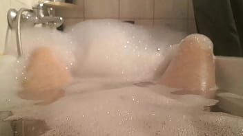 Preview 1 of Film Moglie - Small cock in the bathroom