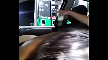 Preview 1 of Money Sticks To Honey - Mamandomela en la gasolinera y empleado le toca las nalguitas