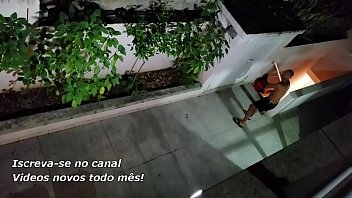 Preview 1 of Desi Aunty Bathroom Fingering - Ladr&atilde_o invade resid&ecirc_ncia,  moradora sem camisinha,  goza dentro e leva todos seus pertences