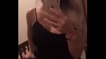 Preview 1 of Poops Her Pants - Gostosa provocando
