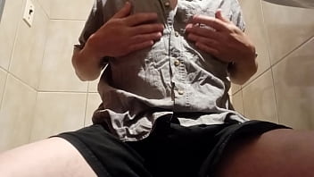 Preview 1 of Hot Kathi - Nipple Play Peitos Abrindo Camisa