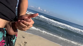 Preview 3 of Kap D Agd - Me hago la paja en la playa mientras veo a dos chicas sexys en el mar que deciden ayudarme