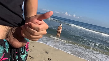 Preview 1 of Kap D Agd - Me hago la paja en la playa mientras veo a dos chicas sexys en el mar que deciden ayudarme