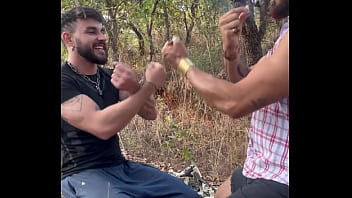 Preview 1 of Neelo Xxx Vid - Cara do Grindr me levou para o mato e me fudeu - PROMO - IKARUS