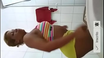 Preview 4 of Jojo Sex Video - Coroa de shortinho no banheiro