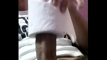 Preview 4 of Side Boob In Public - La intento meter en un rollo de papel