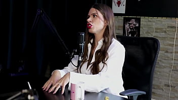 Preview 1 of Pilfine Sex - Morena mostra sua linda buceta e recebe uma massagem ap&oacute_s dizer que recebeu dicas de outros criadores,  tirou a roupa na yoga,  e se acha mercen&aacute_ria - Pati Ferraz (WATCH ON: SHEER/RED)