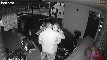 Preview 3 of Download Video Bokep India - Achei o mototaxi gato e o chamei para minha casa e j&aacute_ que meu marido estava roncando tivemos que foder na garagem mesmo. O gostoso me fodeu sem se intimidar com meu PITBULL cheirando suas partes.