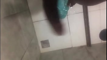 Preview 2 of Videos Xxx En Espanol Violadas - Neg&atilde_o batendo punheta no banho