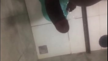 Preview 3 of Videos Xxx En Espanol Violadas - Neg&atilde_o batendo punheta no banho
