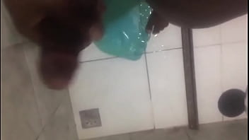 Preview 1 of Videos Xxx En Espanol Violadas - Neg&atilde_o batendo punheta no banho