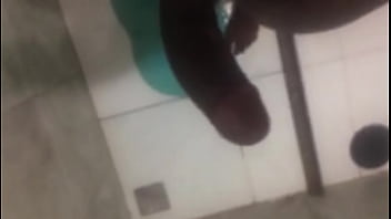 Preview 4 of Videos Xxx En Espanol Violadas - Neg&atilde_o batendo punheta no banho