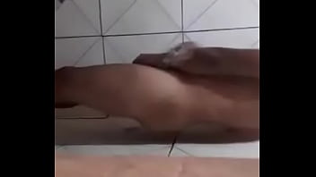 Preview 1 of Indian Russian - o pedreiro dotado tomando banho