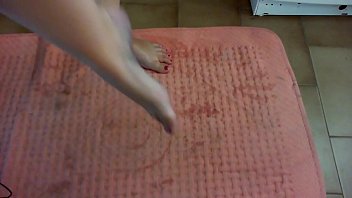 Preview 4 of Fuck Hard Hot Girl - Per il mio padrone ho camminato tutto il giorno a piedi scalzi guarda come mi sottometto