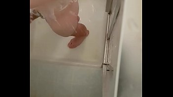 Preview 2 of First Time Young Girl Sexi Blood - Fibi6 heimlich beim duschen gefilmt wie er masturbiert und abspritzt nach dem Skifahren