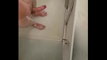 Preview 4 of First Time Young Girl Sexi Blood - Fibi6 heimlich beim duschen gefilmt wie er masturbiert und abspritzt nach dem Skifahren