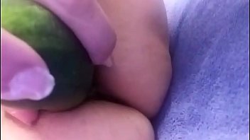 Preview 1 of Malai Sex - Madura centroamericana masturb&aacute_ndose rico con un pepino