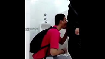 Preview 2 of Jonnny Sin - Flagra de Pegac&atilde_o de brothers no banheiro (g0ys play in bathroom busted)
