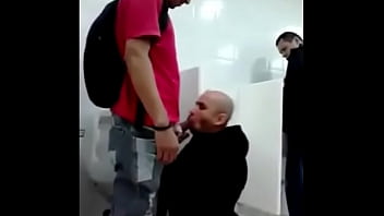 Preview 4 of Jonnny Sin - Flagra de Pegac&atilde_o de brothers no banheiro (g0ys play in bathroom busted)