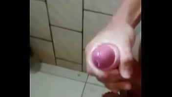 Preview 4 of Berig - Hetero batendo punheta pra amigo gay