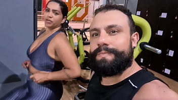 Preview 2 of Suck Pool - Casal foi malhar e personal pediu a calcinha da esposa suadinha do treino
