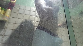 Preview 1 of Hot Kiss Xxxx - banho de cueca branca