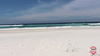 Preview 1 of Double Dildo Lesbianas - Safada me fez um boquete na praia na frente dos bainhistas