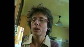 Preview 1 of Mature Helpless - une mere au foyer ce fait d&eacute_foncer dans la cuisine