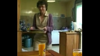 Preview 4 of Mature Helpless - une mere au foyer ce fait d&eacute_foncer dans la cuisine