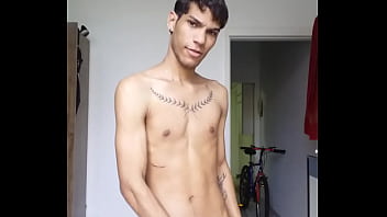 Preview 1 of Curvv Mamma - Novinho mostrando o pau
