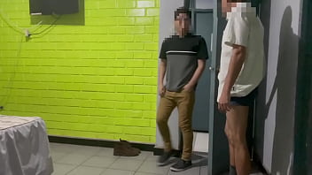 Preview 2 of Boy Lun Sex Pic - Servicio a la habitaci&oacute_n termina en partida de culo (Trailer)