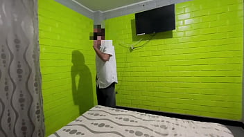 Preview 1 of Boy Lun Sex Pic - Servicio a la habitaci&oacute_n termina en partida de culo (Trailer)