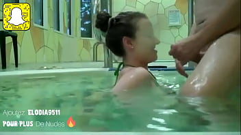 Preview 2 of Trpl Some - jolie brunette suce un mec dans la piscine et se fait ejaculer dessus
